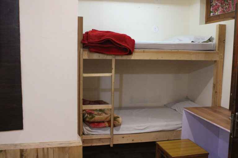 cheap workation in himachal